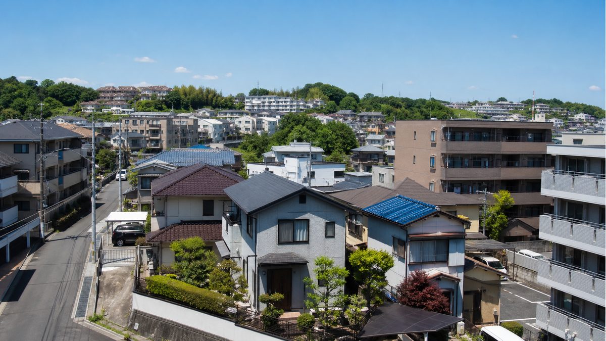 戸建てとマンションが並ぶ日本の住宅街の風景